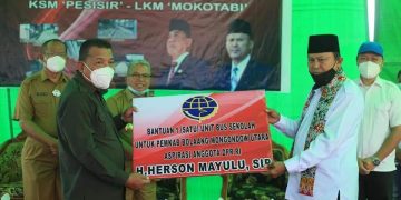 Herson Mayulu Serahkan Satu Unit Bus Sekolah Kepada Pemkab Bolmut