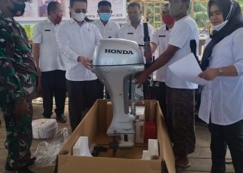 Yanny Tuuk Serahkan Bantuan Sarana Prasarana Perikanan