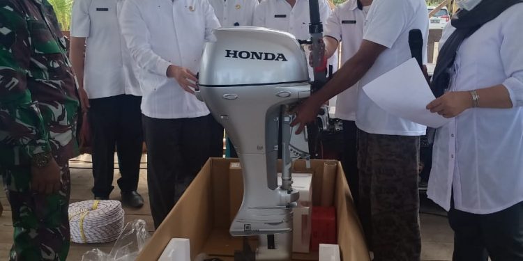 Yanny Tuuk Serahkan Bantuan Sarana Prasarana Perikanan