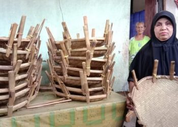 Kerajinan Tangan Anyaman Bambu Tetap Bertahan dan Menghasilkan