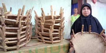 Kerajinan Tangan Anyaman Bambu Tetap Bertahan dan Menghasilkan