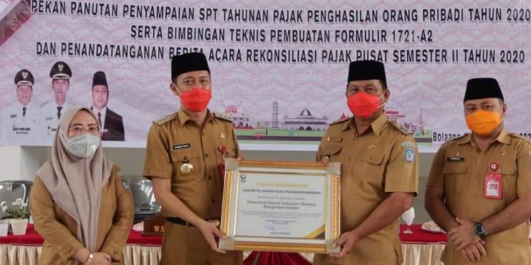 Pemkab Bolsel Terima Penghargaan KPP Dan KPPN