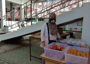Jualan Kue Keliling, Hasna Mampu Sekolahkan Anak ke Perguruan Tinggi
