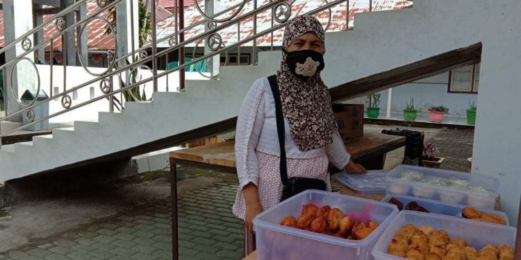 Jualan Kue Keliling, Hasna Mampu Sekolahkan Anak ke Perguruan Tinggi