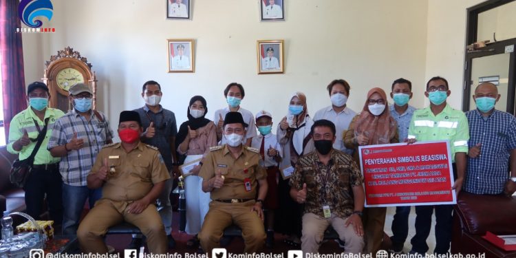 JRBM Beri Beasiswa Kepada Ratusan Siswa-siswi Lingkar Tambang