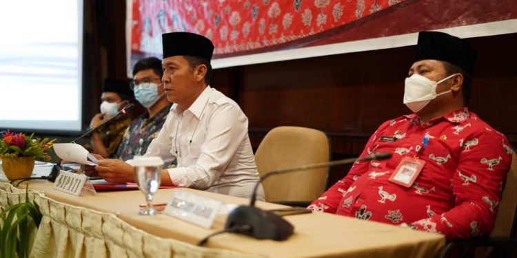 Iskandar Kamaru Buka Bimtek SIPP dan SP4N-LAPOR