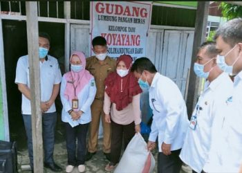 Wakili Bupati, Tahlis Serahkan Bantuan Pengisian Lumbung Pangan