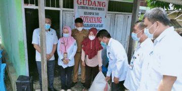 Wakili Bupati, Tahlis Serahkan Bantuan Pengisian Lumbung Pangan