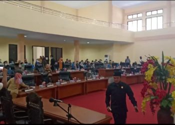 Mosi Tidak Percaya Berlanjut, Empat Fraksi Walk Out Sebelum Paripurna Dimulai