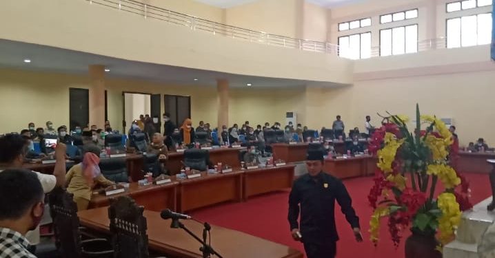 Mosi Tidak Percaya Berlanjut, Empat Fraksi Walk Out Sebelum Paripurna Dimulai