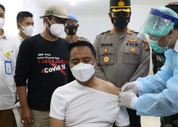 Vaksinasi Dosis Pertama, Bupati Sachrul Sebut Boltim Sehat Ekonomi Juga Sehat