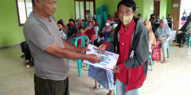 Pemdes Biontong Satu Salurkan BLT DD Bulan Januari 2021