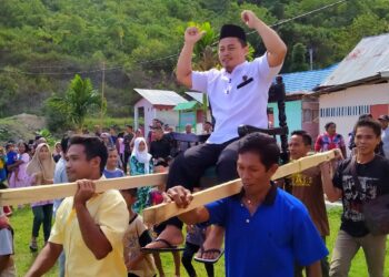 Menangkan Pilsang Luwoo, Kamaru Diarak Warga Pakai Tandu