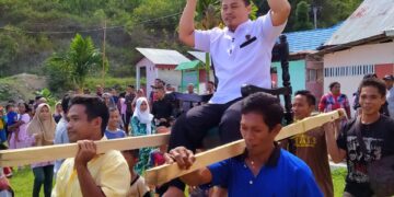 Menangkan Pilsang Luwoo, Kamaru Diarak Warga Pakai Tandu