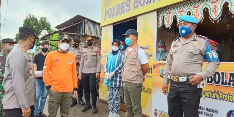 Bersama Kapolres Sachrul Tinjau Pos Penyekatan Boltim Kotamobagu