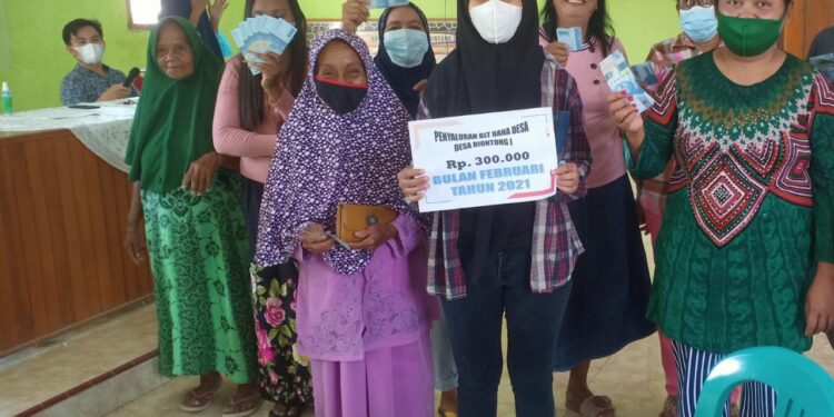 Pemdes Biontong Satu Salurkan BLT DD Bulan Februari
