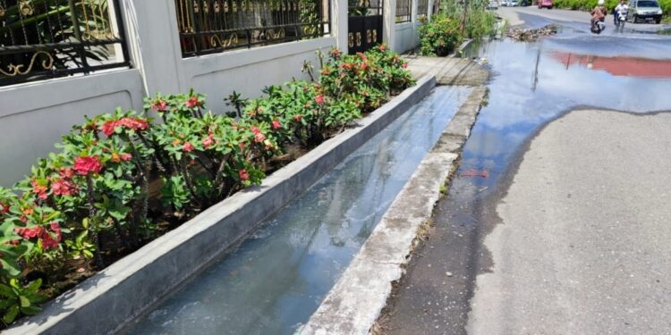 Menyebabkan Banjir, Masyarakat Dilarang Buang Sampah ke Saluran Drainase