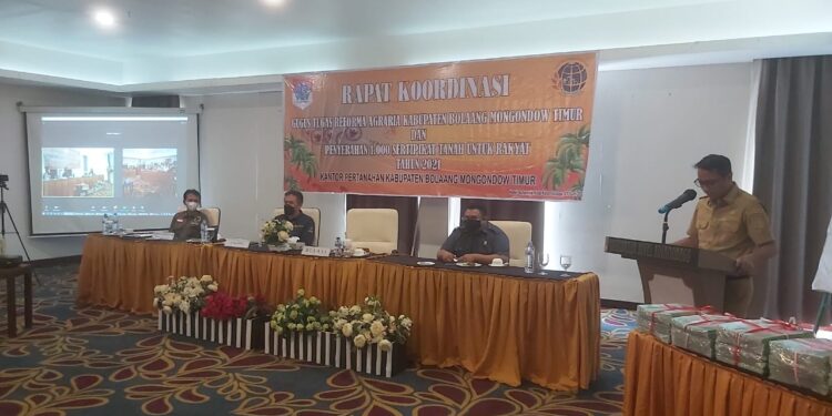 Sachrul Serahkan 1000 Sertifikat Tanah Secara Simbolis