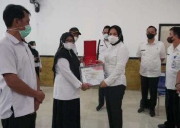 Tatong Serahkan Penghargaan Kota Bisa Award Kepda Desa Bilalang Satu