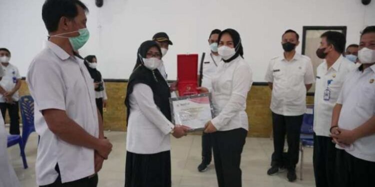 Tatong Serahkan Penghargaan Kota Bisa Award Kepda Desa Bilalang Satu