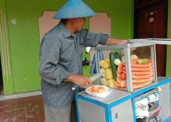 20 Tahun Bunaji Jualan Rujak Keliling