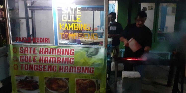 Warung Pakle Kediri Sediakan Daging Kambing Siap Santap
