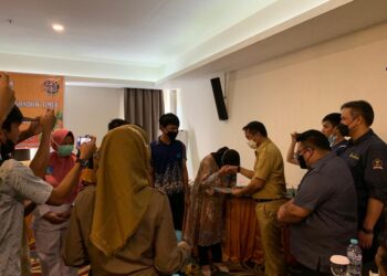 Sachrul Serahkan 1.000 Sertifikat Bidang Tanah Kepada Masyarakat Boltim