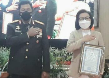 Yasti Terima Piagam Penghargaan dari Kapolda Sulut