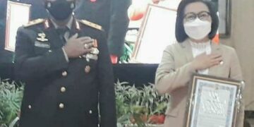 Yasti Terima Piagam Penghargaan dari Kapolda Sulut