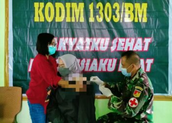 Istri Kepala BP2MI Ikut Vaksinasi di Kodim 1303 Bolmong