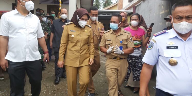 Turun Lapangan, Tatong Bara Tinjau Langsung Pelaksanaan Vaksinasi