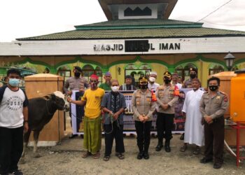 Kapolres Bolmong Sumbangkan Hewan Kurban