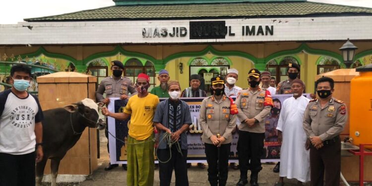 Kapolres Bolmong Sumbangkan Hewan Kurban