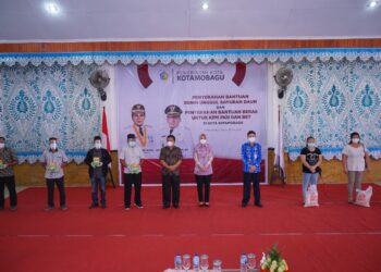 Didampingi Nayodo, Tatong Bara Serahkan Bantuan Bagi KPM PKH dan BST