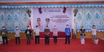 Didampingi Nayodo, Tatong Bara Serahkan Bantuan Bagi KPM PKH dan BST