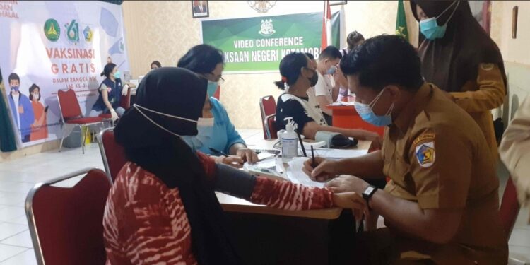 Kerja Sama dengan Dinkes Kotamobagu, Keluarga Kejari Lakukan Vaksinasi
