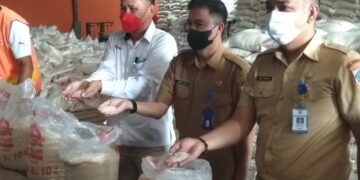 Bantuan Beras Bagi KPM PKH dan BST Disalurkan