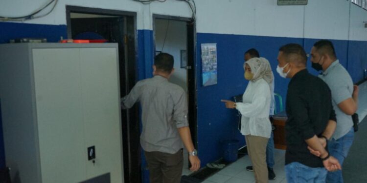 Tatong Bara Pantau Langsung Proses Pengujian Kendaraan Bermotor