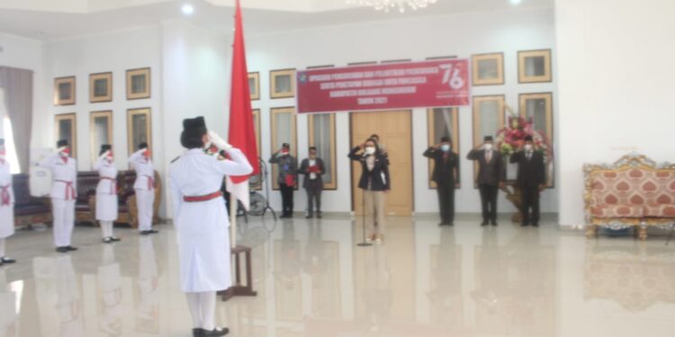 Bupati Yasti Kukuhkan Paskibraka Tahun 2021