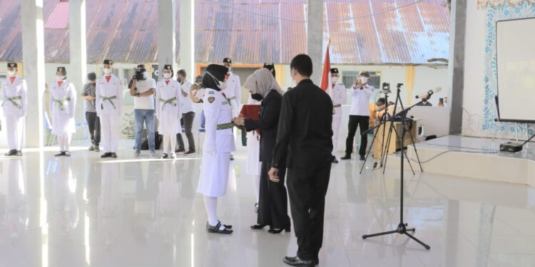 Tatong Bara Kukuhkan Paskibraka dan Duta Pancasila Tahun 2021