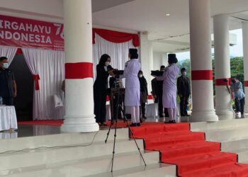 Bupati Yasti Serahan Bendera Duplikat Merah Putih