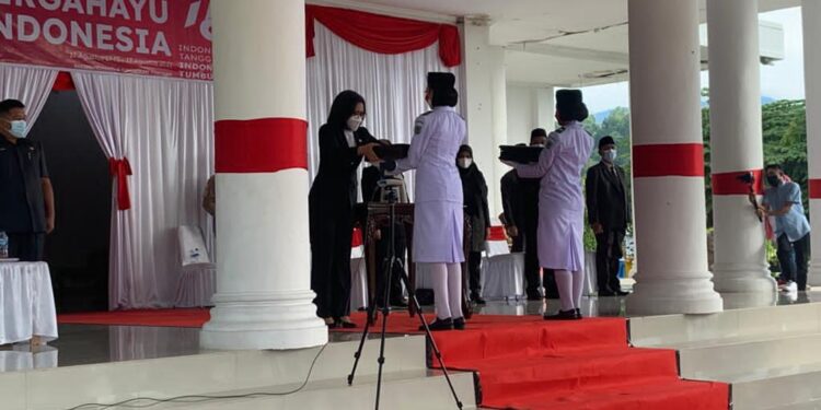 Bupati Yasti Serahan Bendera Duplikat Merah Putih