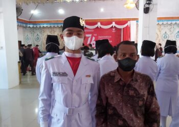 Cerita Anak Tukang Panjat Kelapa Jadi Pengibar Bendera di Kotamobagu