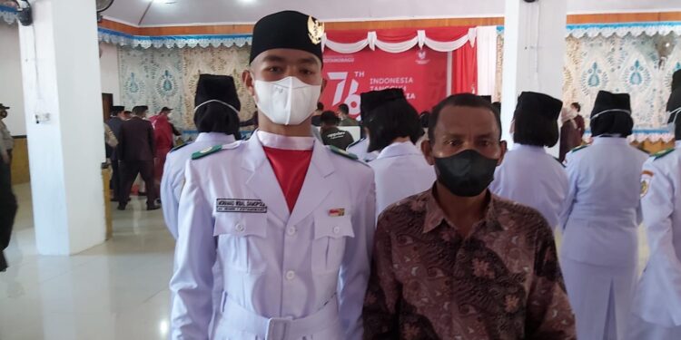 Cerita Anak Tukang Panjat Kelapa Jadi Pengibar Bendera di Kotamobagu