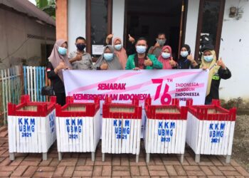 Mahasiswa KKM UBMG Bersama Pemuda Molibagu Bagikan Tempat Sampah