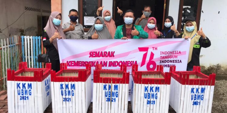 Mahasiswa KKM UBMG Bersama Pemuda Molibagu Bagikan Tempat Sampah
