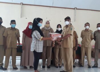 DP3A Bolmong Serahkan Bantuan Usaha Kelompok Perempuan