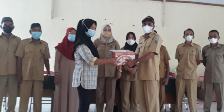 DP3A Bolmong Serahkan Bantuan Usaha Kelompok Perempuan