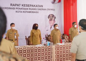 Didampingi Nayodo, Tatong Bara Tandatangani Revisi RTRW 2014-2034