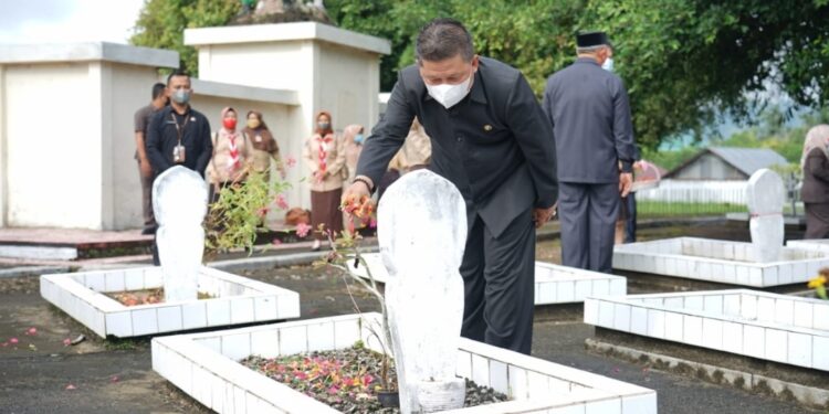 Jelang HUT RI ke 76, Nayodo Tabur Bunga di TMP Mongkonai